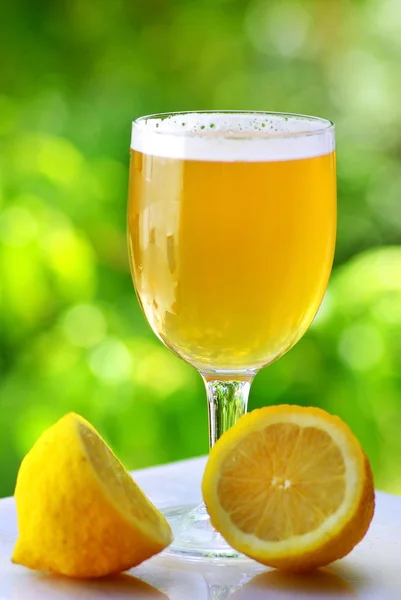 Bardak soğuk bira ve limon. — Stok fotoğraf