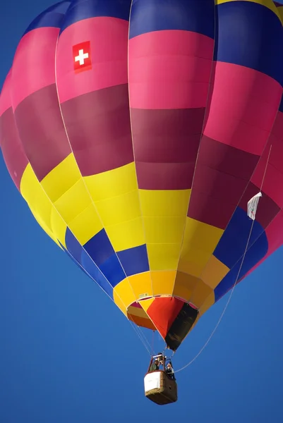 Balon na gorące powietrze na błękitnym niebie. — Zdjęcie stockowe