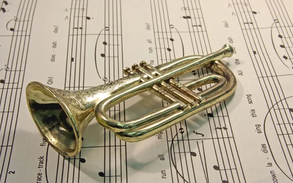 Müzik sayfasında trompet — Stok fotoğraf