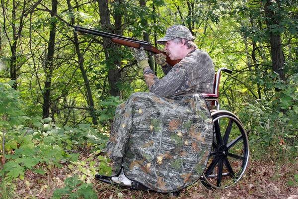 Invalidní vozík hunter s brokovnicí — Stock fotografie