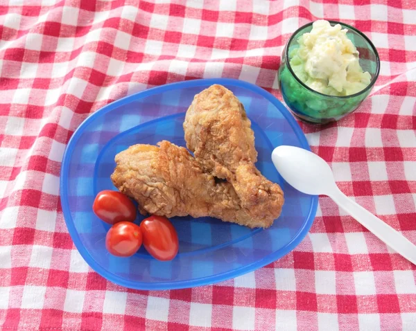 Fried chicken legs with potato salad — Stock Photo, Image