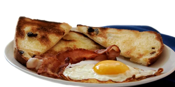 Fried egg, bacon, raisin toast — Stock Photo, Image