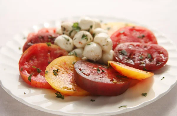 Tomates hereditarios y bolas de mozzarella —  Fotos de Stock