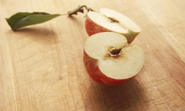 Yarım kesilmiş elma — Stok fotoğraf