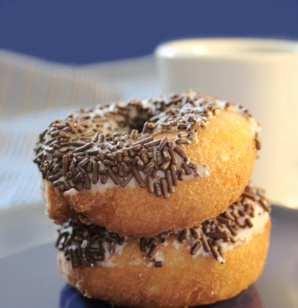 Donuts med sjokoladestrøssel – stockfoto