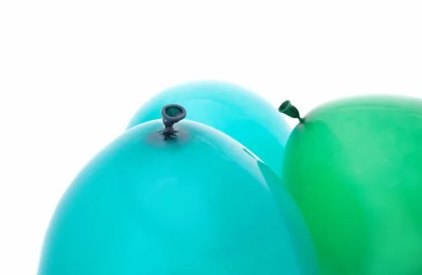 Zwei blaue und ein grüner Luftballon — Stockfoto