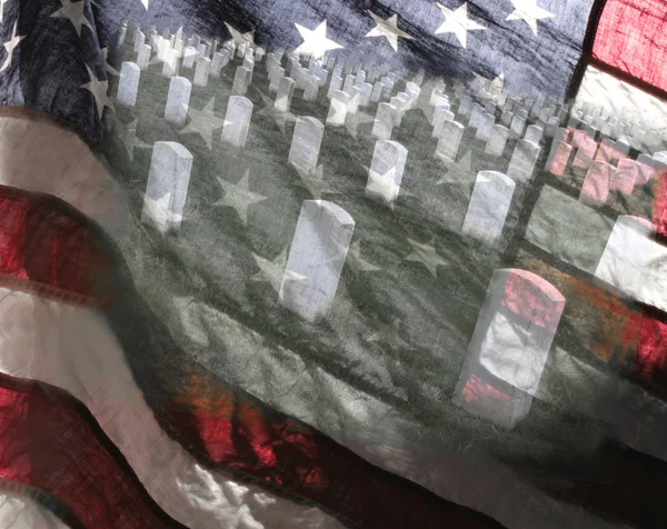 Americká vlajka a vojenský hřbitov — Stock fotografie