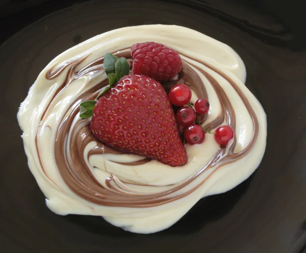 Круговорот шоколада со свежими фруктами — стоковое фото