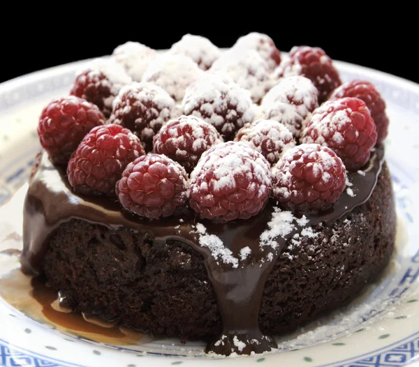 Small chocolate cake with raspberries an — Stock Photo, Image