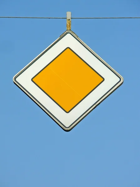 Дорожный знак - главная дорога — стоковое фото