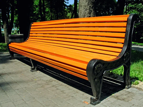 Orangefarbene Bank zur Entspannung — Stockfoto