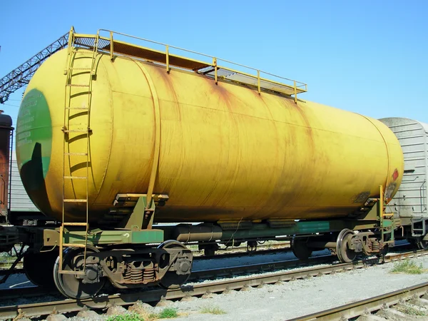 Vagão-tanque amarelo — Fotografia de Stock