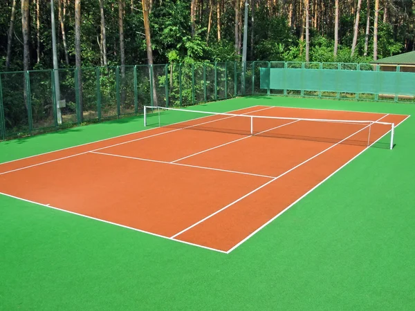 Tennisbaan in naaldhout — Stockfoto