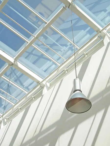 Moderní interiér s prosklenou střechou — Stock fotografie