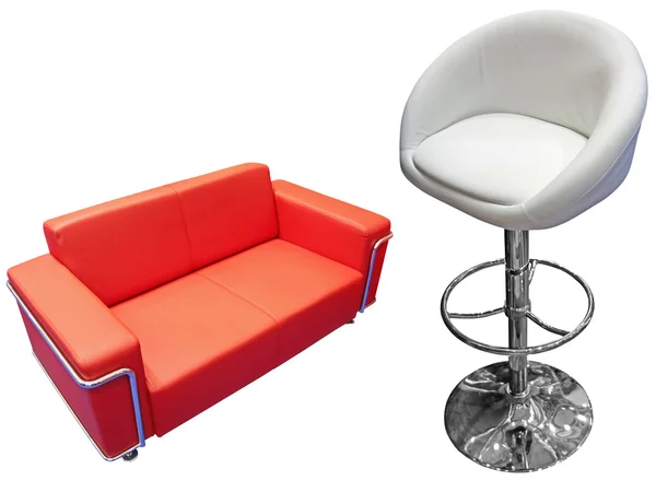 Kırmızı divan ve beyaz sandalye — Stok fotoğraf