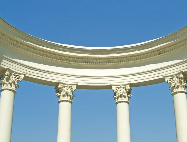 Bílý starověké rotunda — Stock fotografie