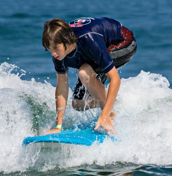 Tonårspojke surfing Royaltyfria Stockfoton