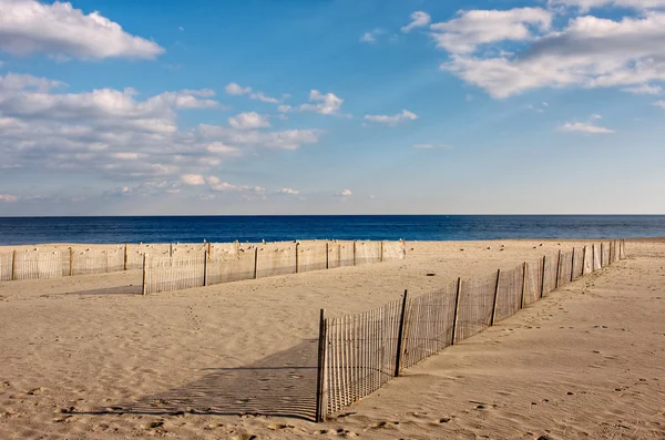 Заборы на пляже — стоковое фото