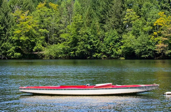 Солнечная лодка на озере — стоковое фото