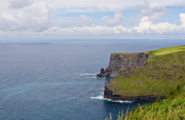Atlantic Ocean and Cliffs of Moher — Stock Photo, Image