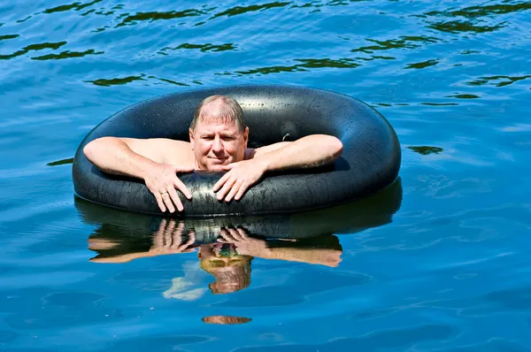 Uomo in acqua con tubo Immagini Stock Royalty Free