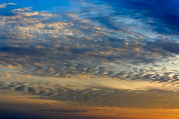 Himmel und Altocumuluswolken — Stockfoto