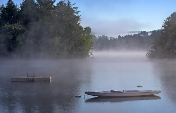 Niebla matutina en un lago —  Fotos de Stock