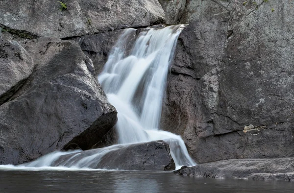 Cachoeira sobre pedra — Fotografia de Stock