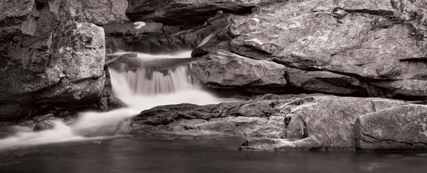 B&W の滝のパノラマ — ストック写真