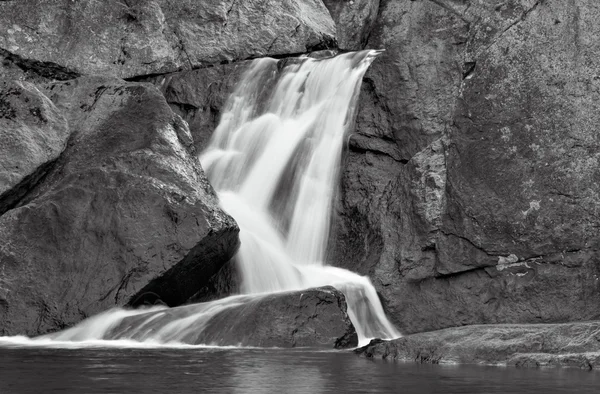 Waterval Over Stone in B&W — Stockfoto