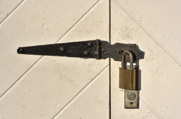 Eski kapı kapı asma kilit — Stok fotoğraf