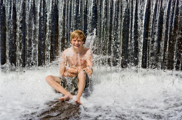 Jongen in waterval — Stockfoto