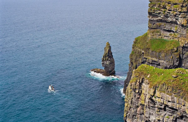 Moher ve tekne kayalıklar — Stok fotoğraf