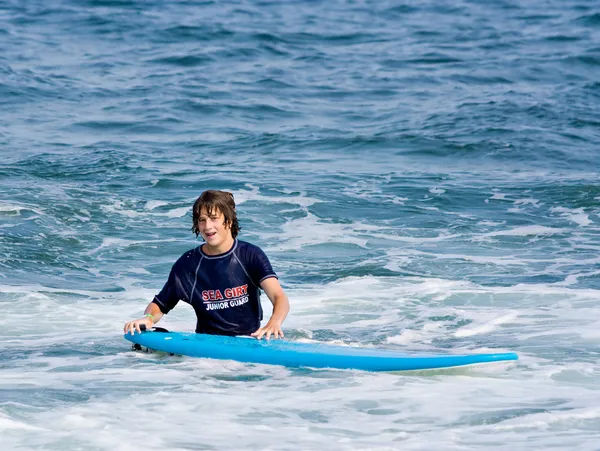 Junge und Surfbrett — Stockfoto