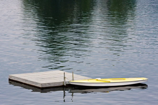 Dok boot op lake — Stockfoto