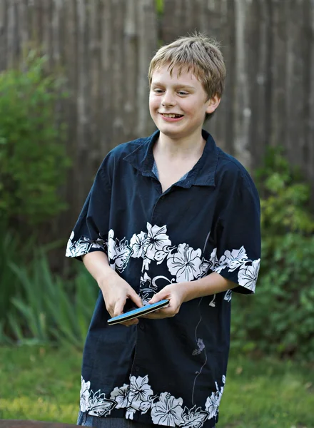 年轻的男孩打乒乓球 — 图库照片