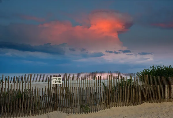 Sonnenuntergang am Strand und Gewitter — Stockfoto