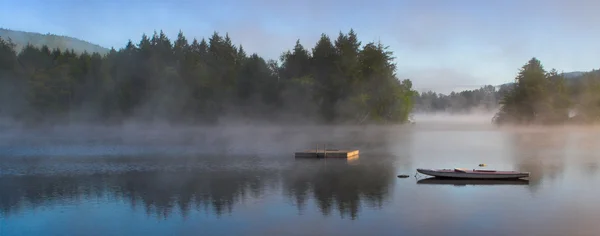 Porannej mgle nad jeziorem (Panorama) — Zdjęcie stockowe