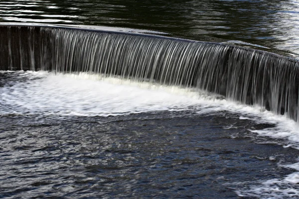 Water over een dam — Stockfoto