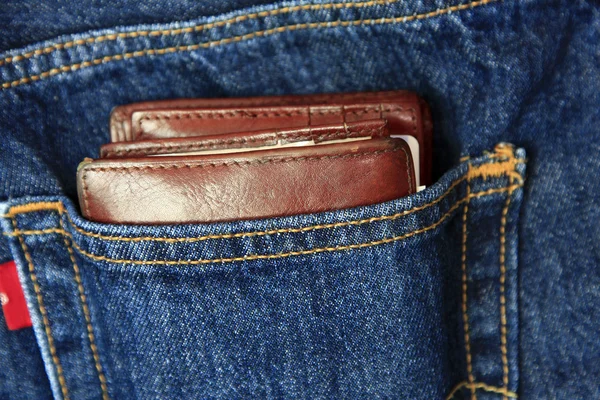 Jean con cartera en el bolsillo — Foto de Stock