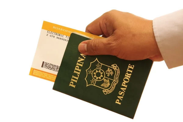 Hand met paspoort — Stockfoto