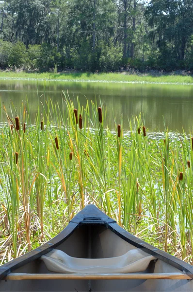 在湖中的独木舟 — 图库照片