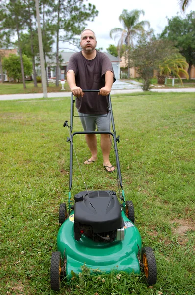 Człowiek koszenia trawnika — Zdjęcie stockowe
