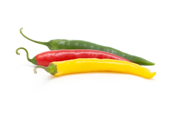 Τρία χρωματιστά τσίλι πιπέρι — Φωτογραφία Αρχείου