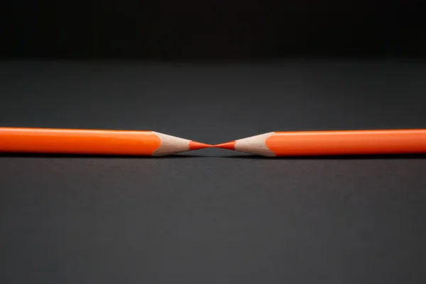 Dva oranžové tužky — Stock fotografie