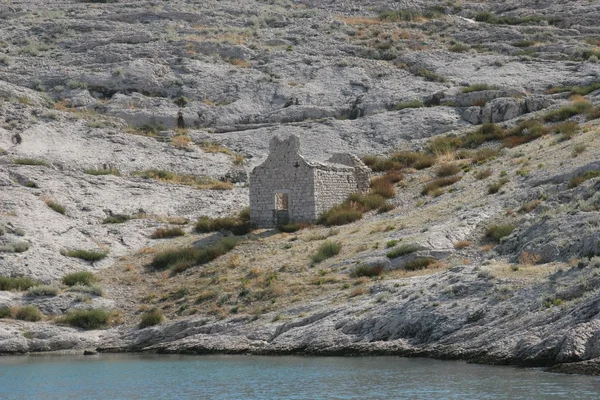 Ruinen einer alten Kirche auf der Insel Pag — Stockfoto