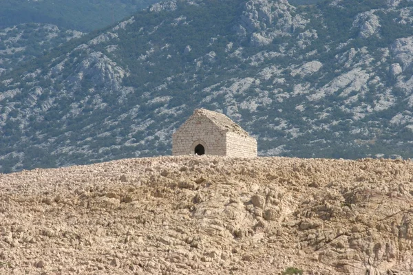 Ruiny starego kościoła na wyspy pag — Zdjęcie stockowe