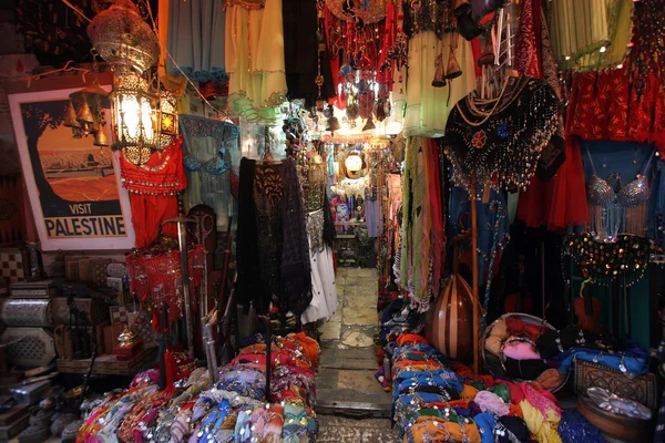 Tienda de antigüedades en el zoco del Barrio Musulmán en la Ciudad Vieja 3 de octubre de 2006 en Jerusalén —  Fotos de Stock