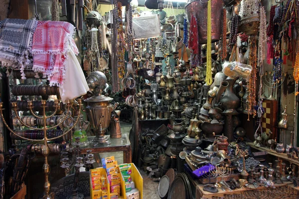 Tienda de antigüedades en el zoco del Barrio Musulmán en la Ciudad Vieja 3 de octubre de 2006 en Jerusalén — Foto de Stock
