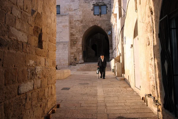 De smalle straat in de oude stad van Jeruzalem. 02 oktober 2006 in Jeruzalem, Israël. — Stockfoto
